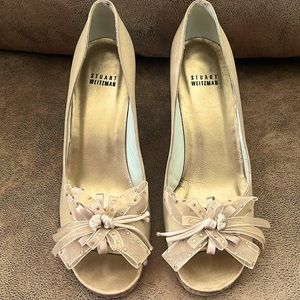Stuart Weitzman 8 1/2 M Gold Peep Toe w/sequined bow on top and 3 in heel EUC